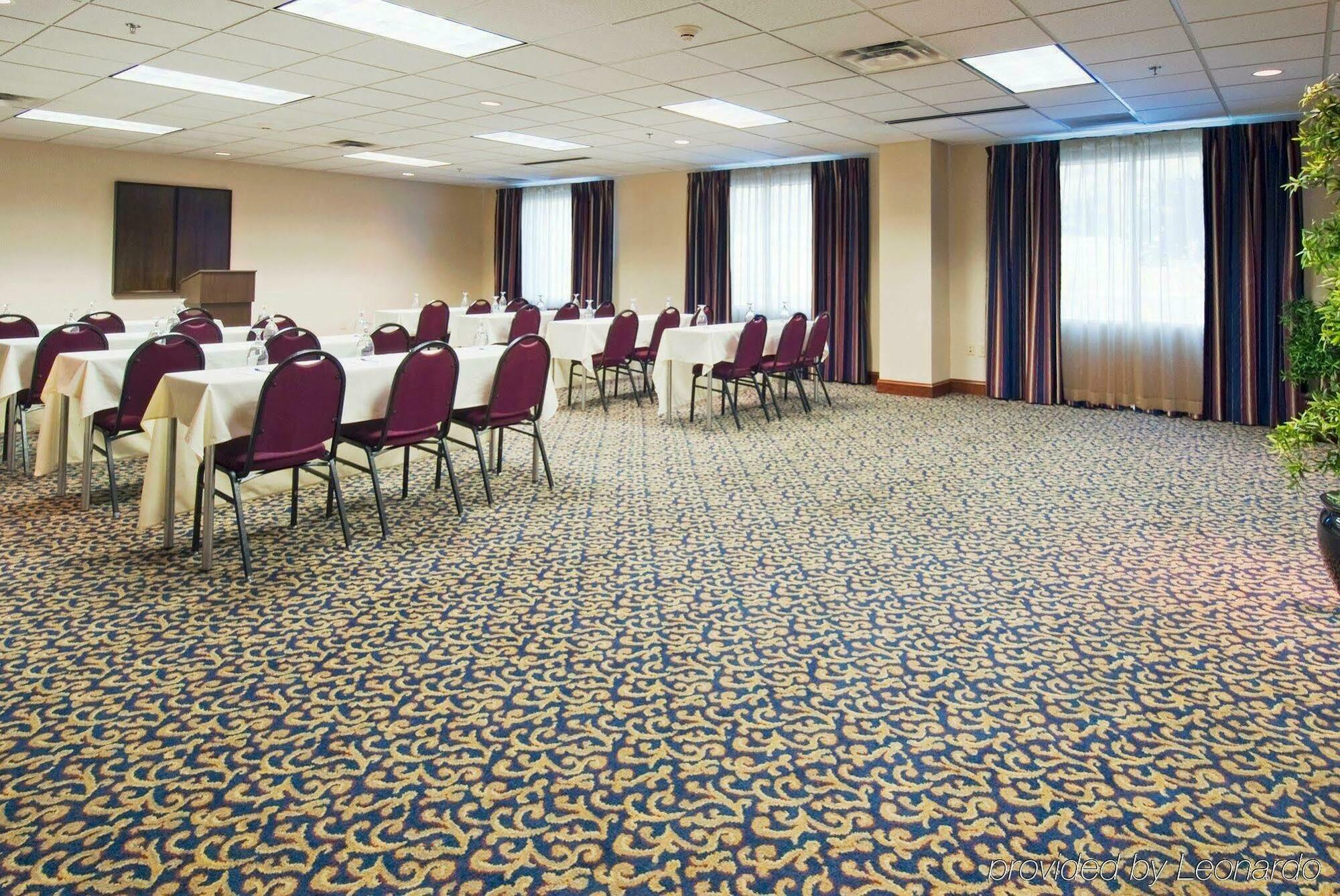 Holiday Inn Express Hotel & Suites Emporia By Ihg Exterior foto