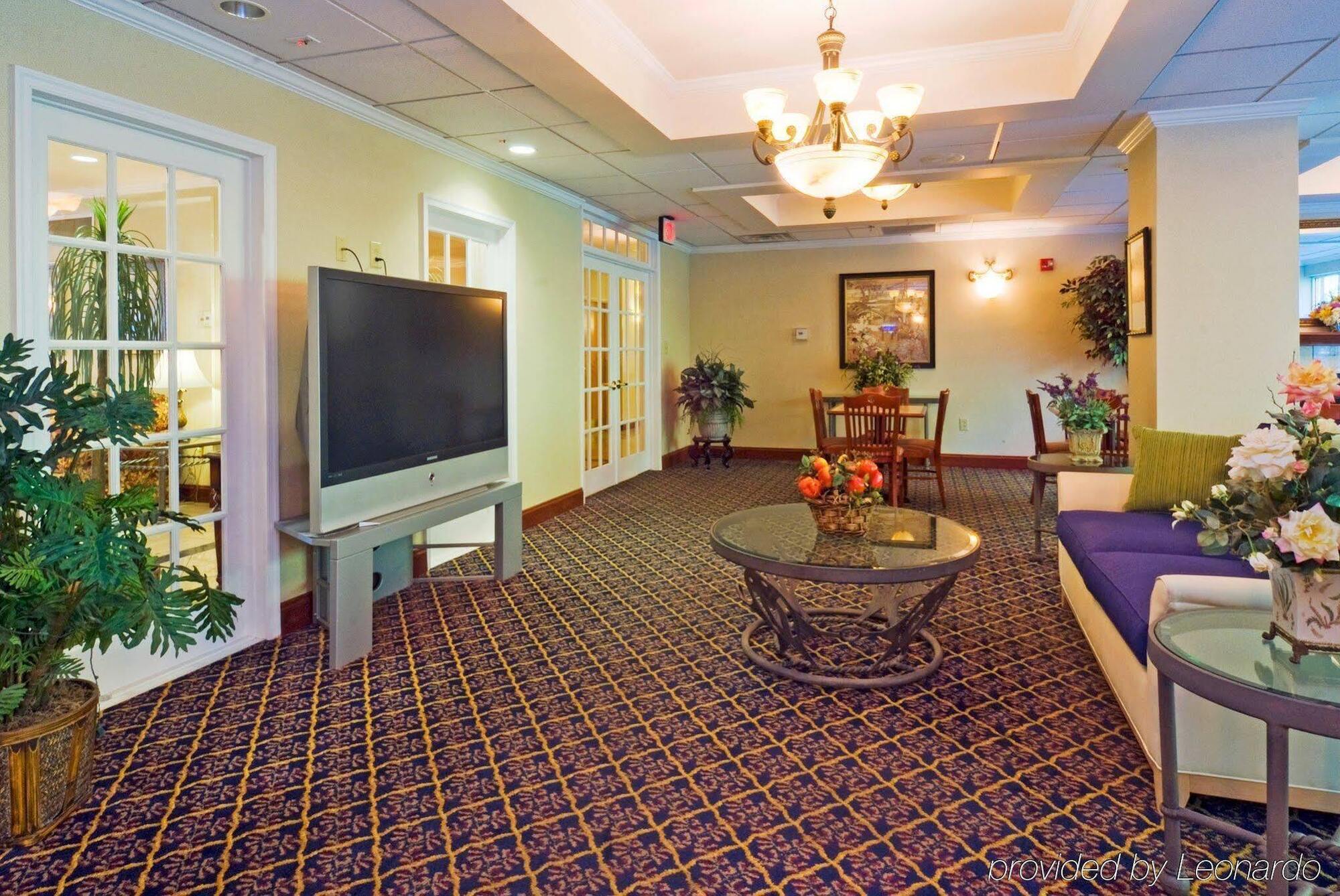 Holiday Inn Express Hotel & Suites Emporia By Ihg Exterior foto